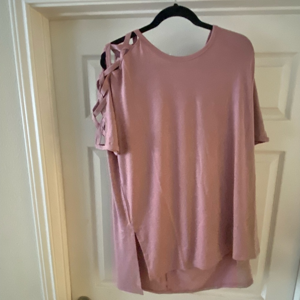 Brand new! Cross weave sleeve top.